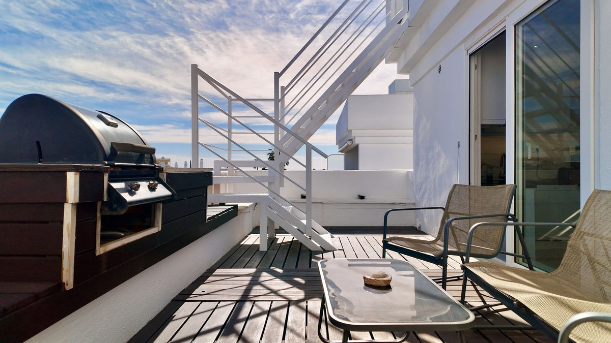 2 Bedroom Penthouse in Estepona - Photo 21