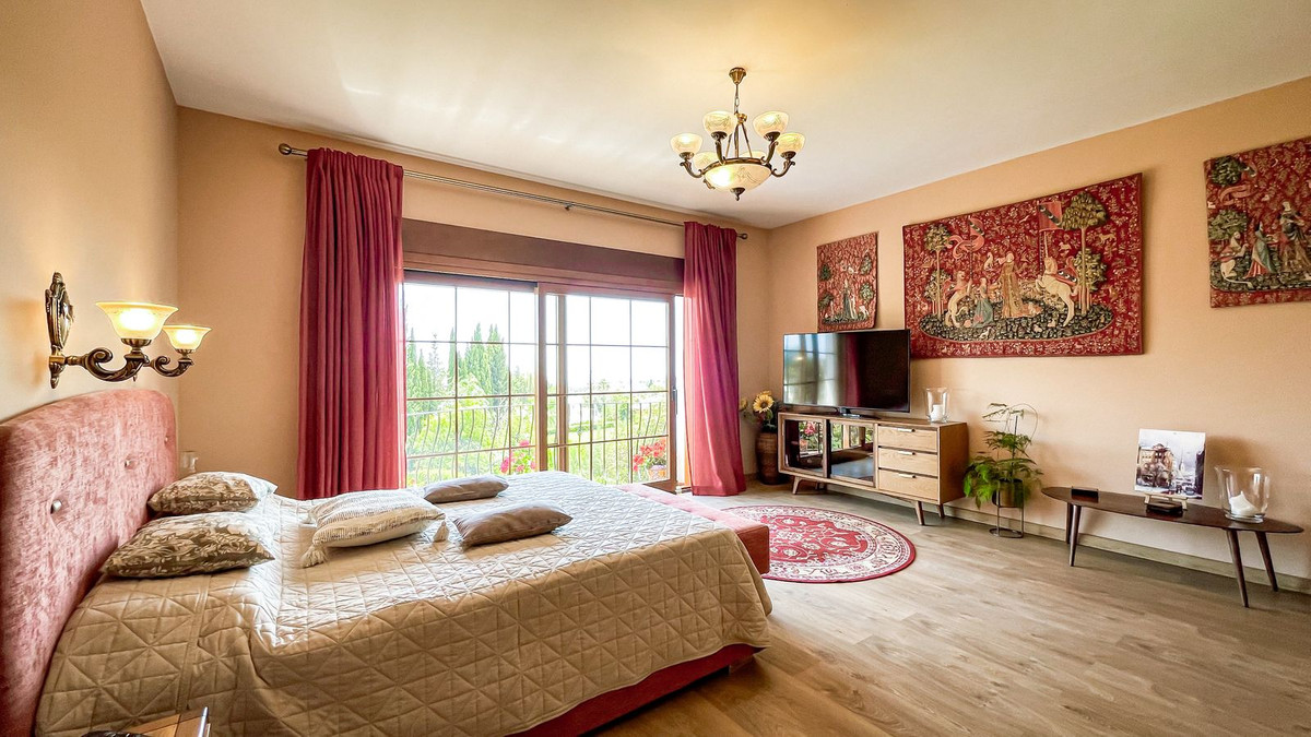 6 Bedroom Villa in Marbella - Photo 28