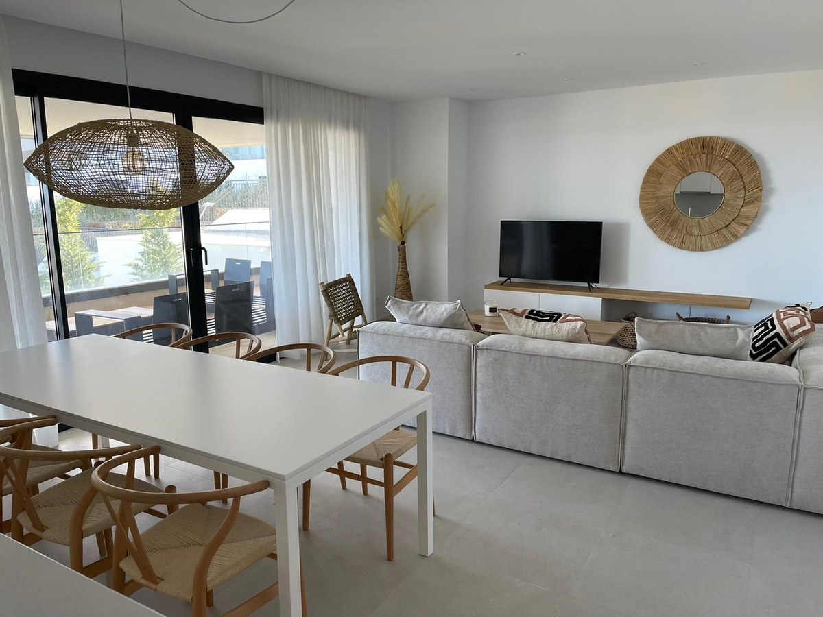 4 Bedroom Apartment in Estepona - Photo 5