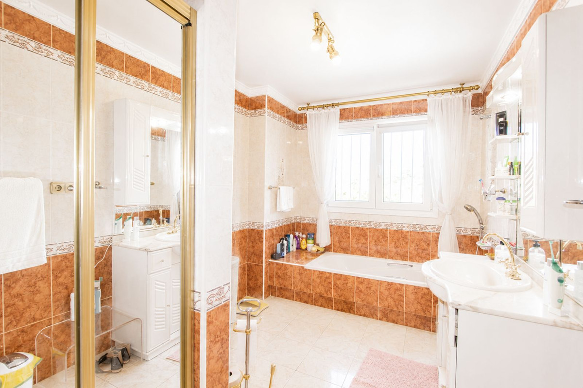 4 Bedroom Villa in Marbella - Photo 22