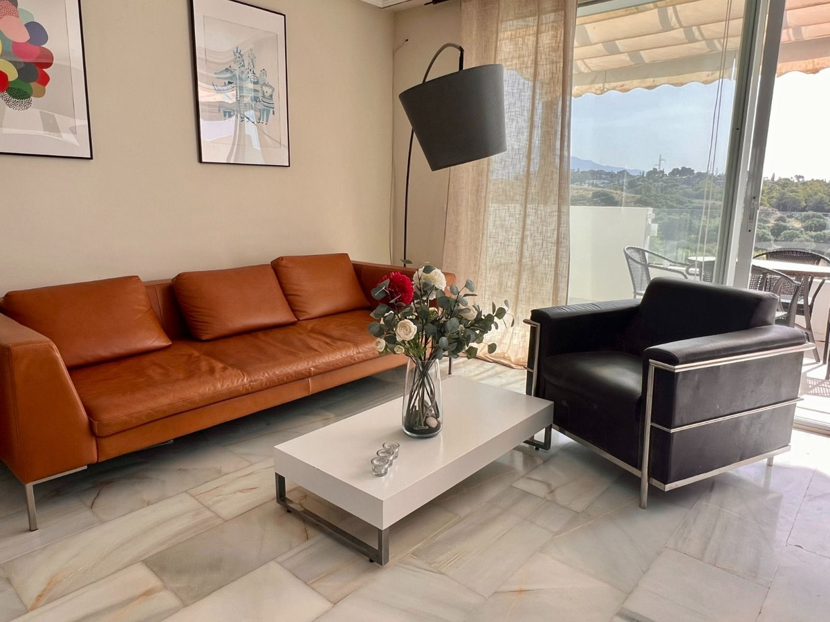 3 Bedroom Penthouse in Estepona - Photo 4