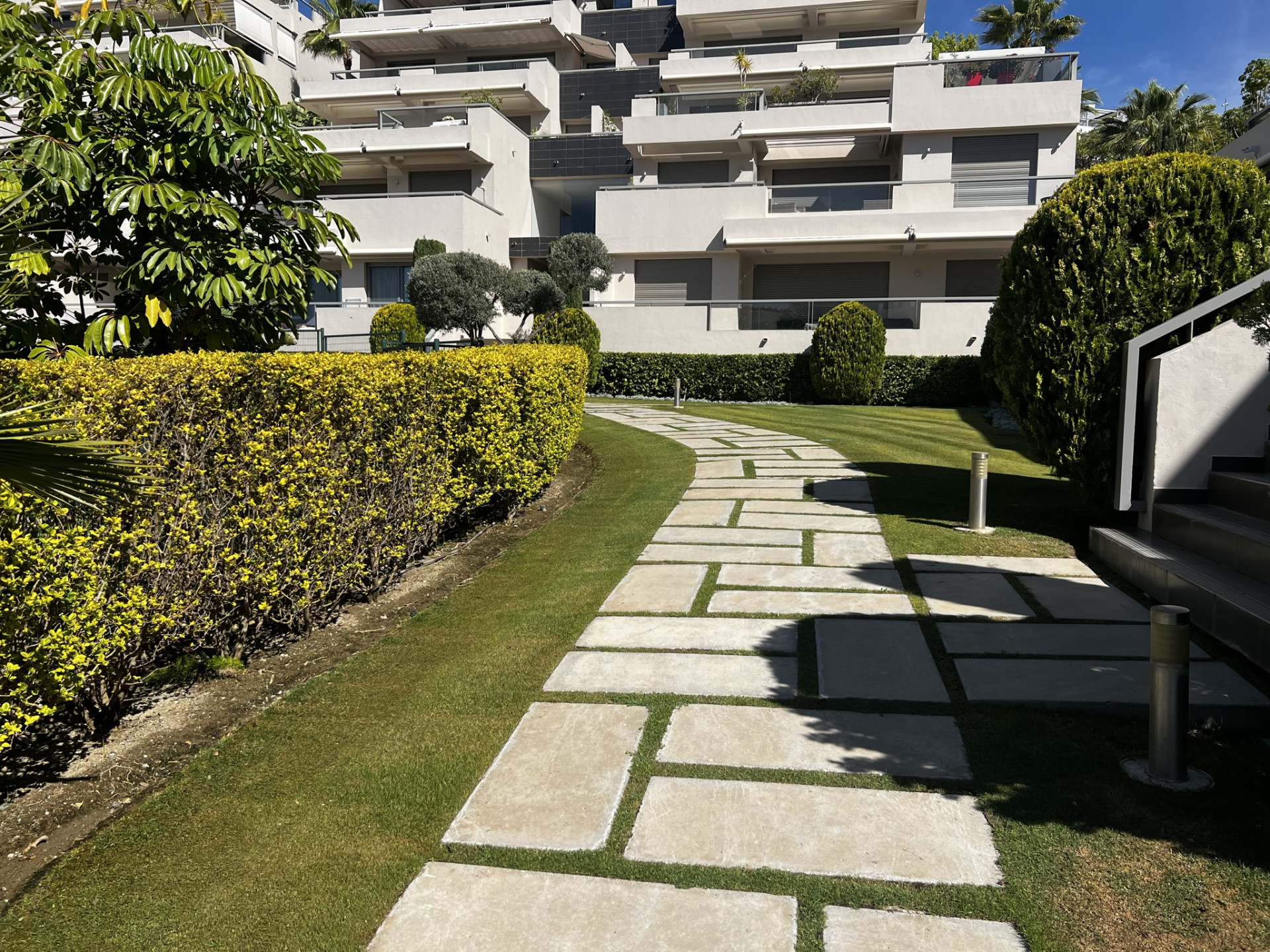 3 Bedroom Apartment in Benahavís - Photo 2