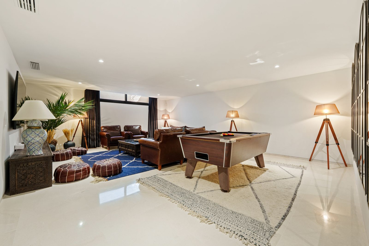 6 Bedroom Villa in Marbella - Photo 48