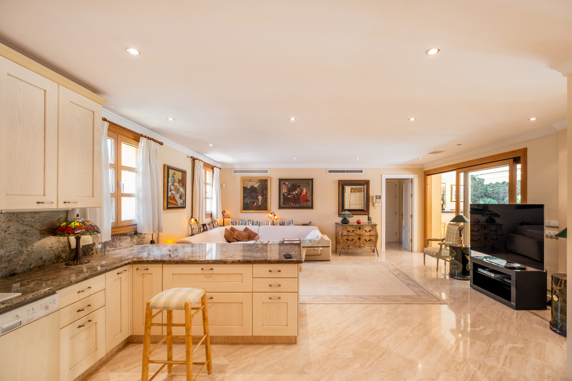4 Bedroom Villa in Marbella - Photo 8