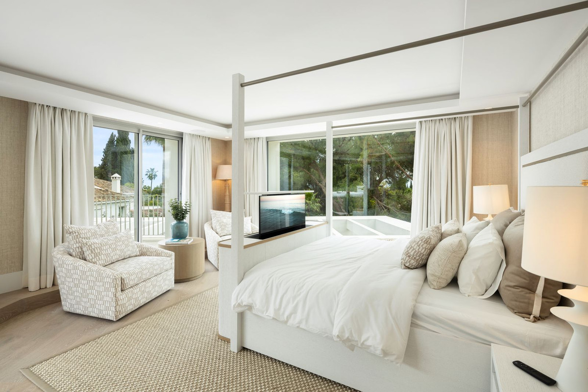 6 Bedroom Villa in Marbella - Photo 8