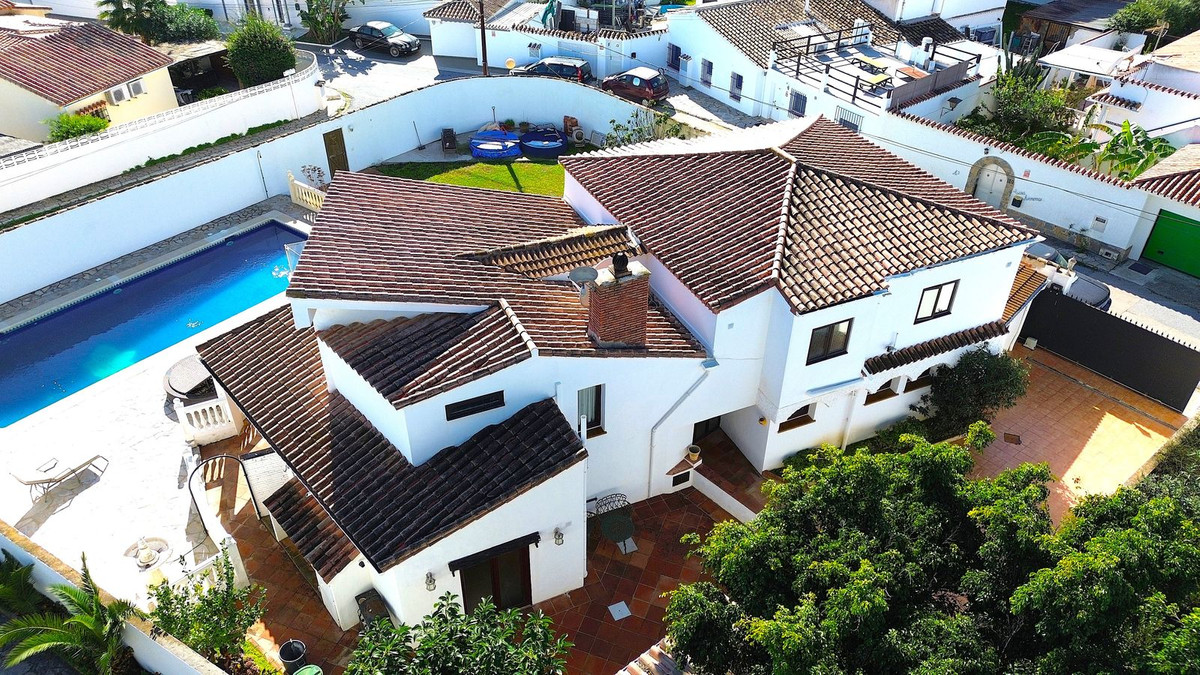 6 Bedroom Villa in Estepona - Photo 3