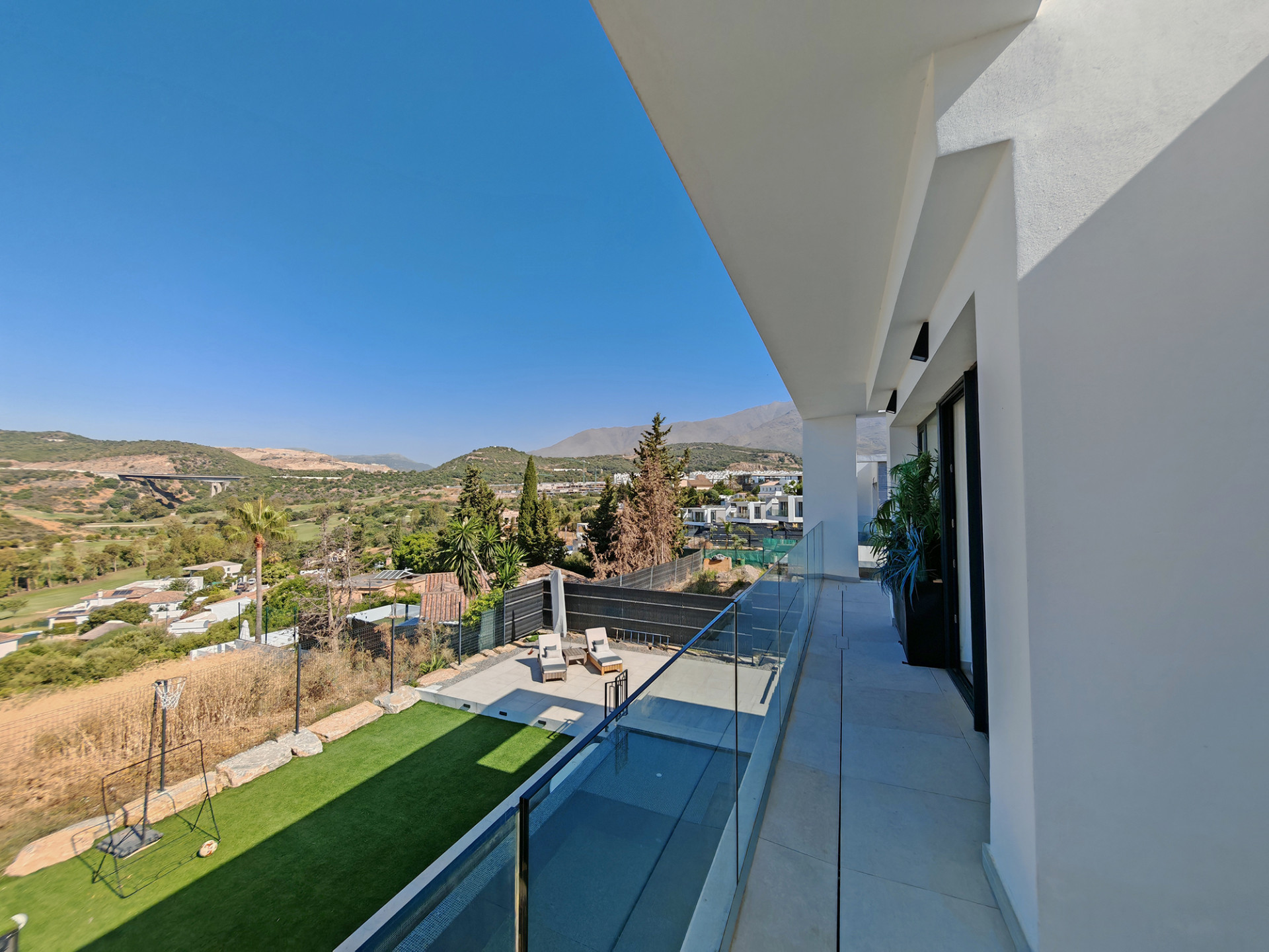 4 Bedroom Villa in Estepona - Photo 26