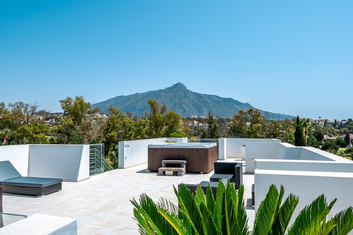 5 Bedroom Villa in Marbella - Photo 31