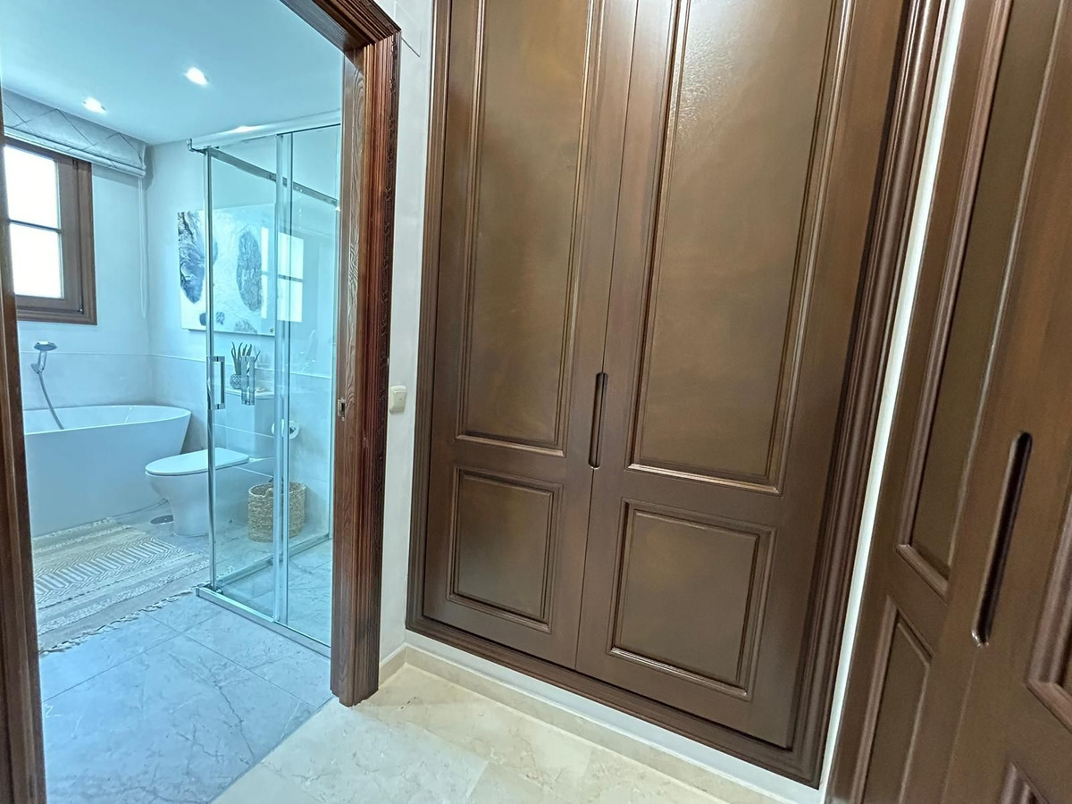 4 Bedroom Villa in Estepona - Photo 24
