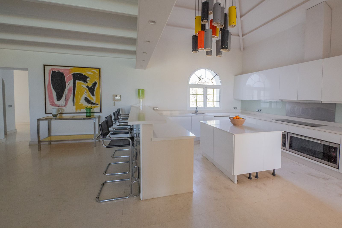 10 Bedroom Villa in Estepona - Photo 17
