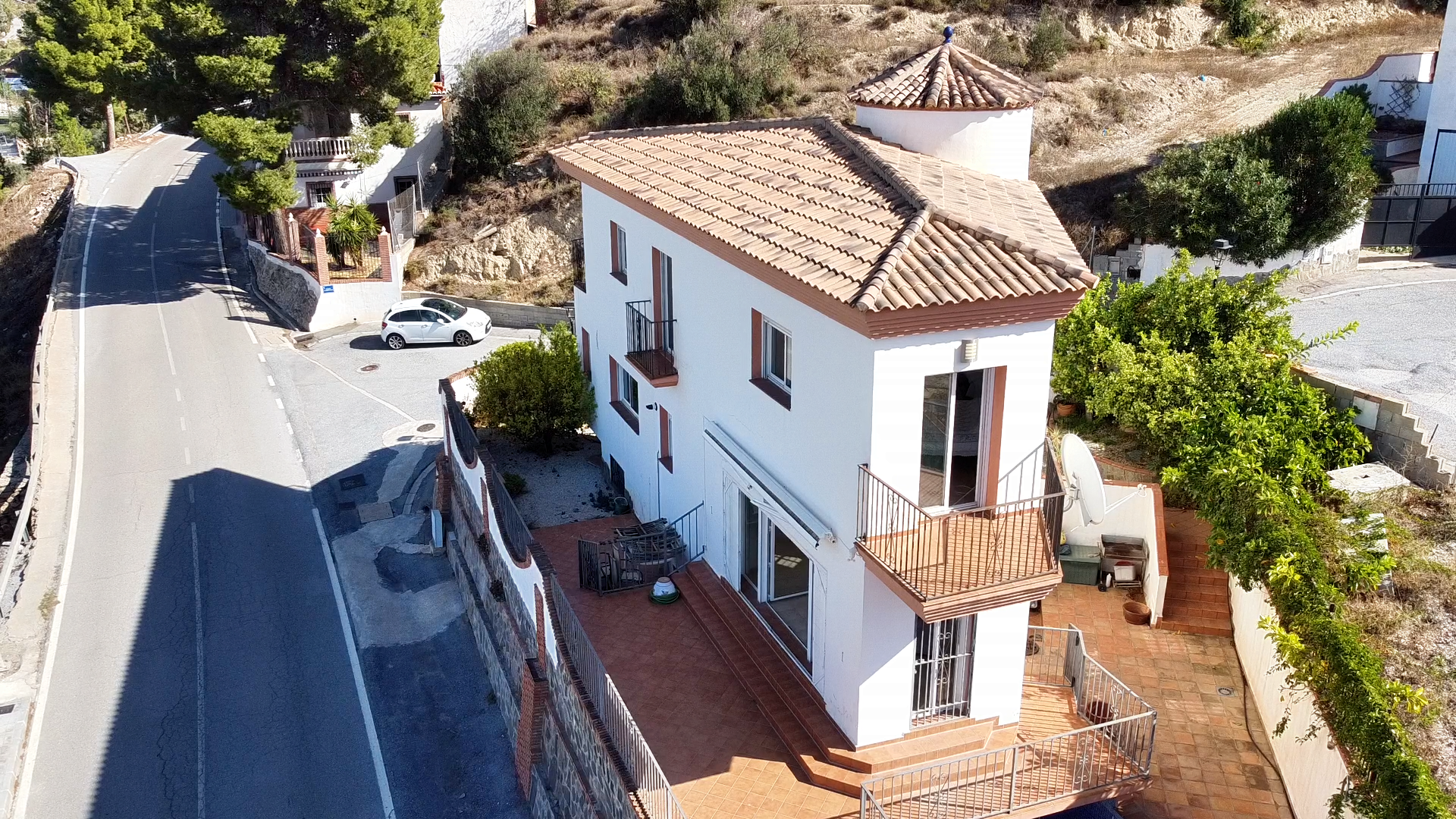 Chalet de 4 dormitorios con piscina en Granada – Foto 1