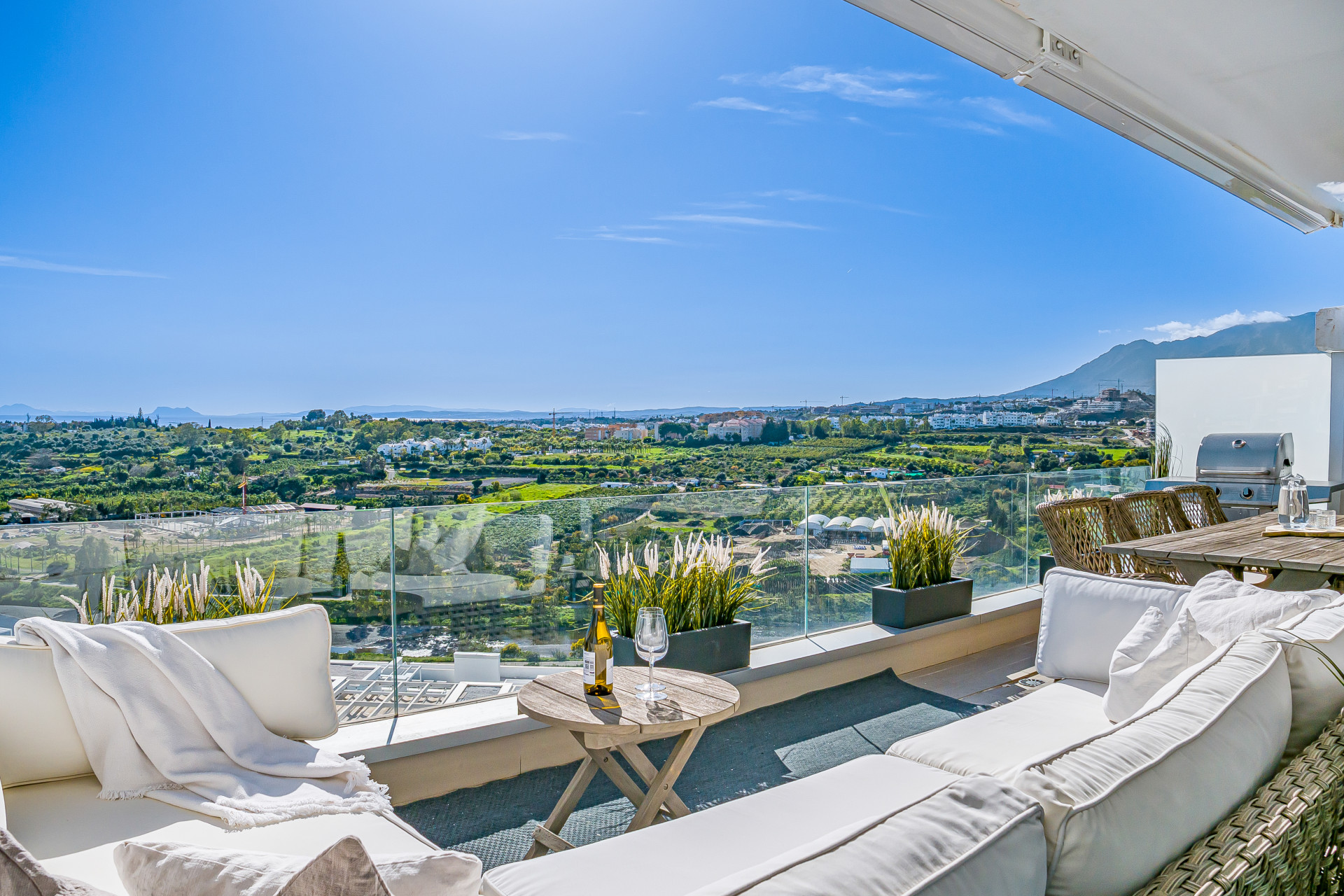 3 Bedroom Apartment in Estepona - Photo 2