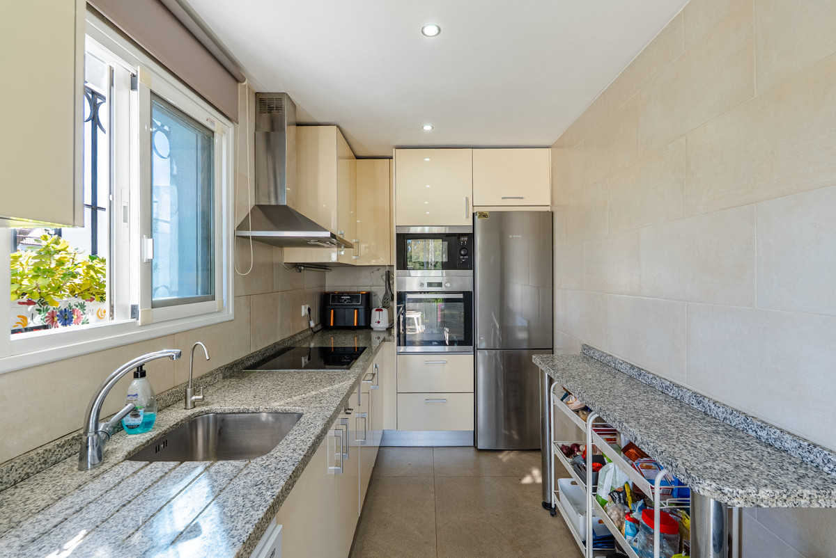 3 Bedroom Townhouse in Estepona - Photo 7