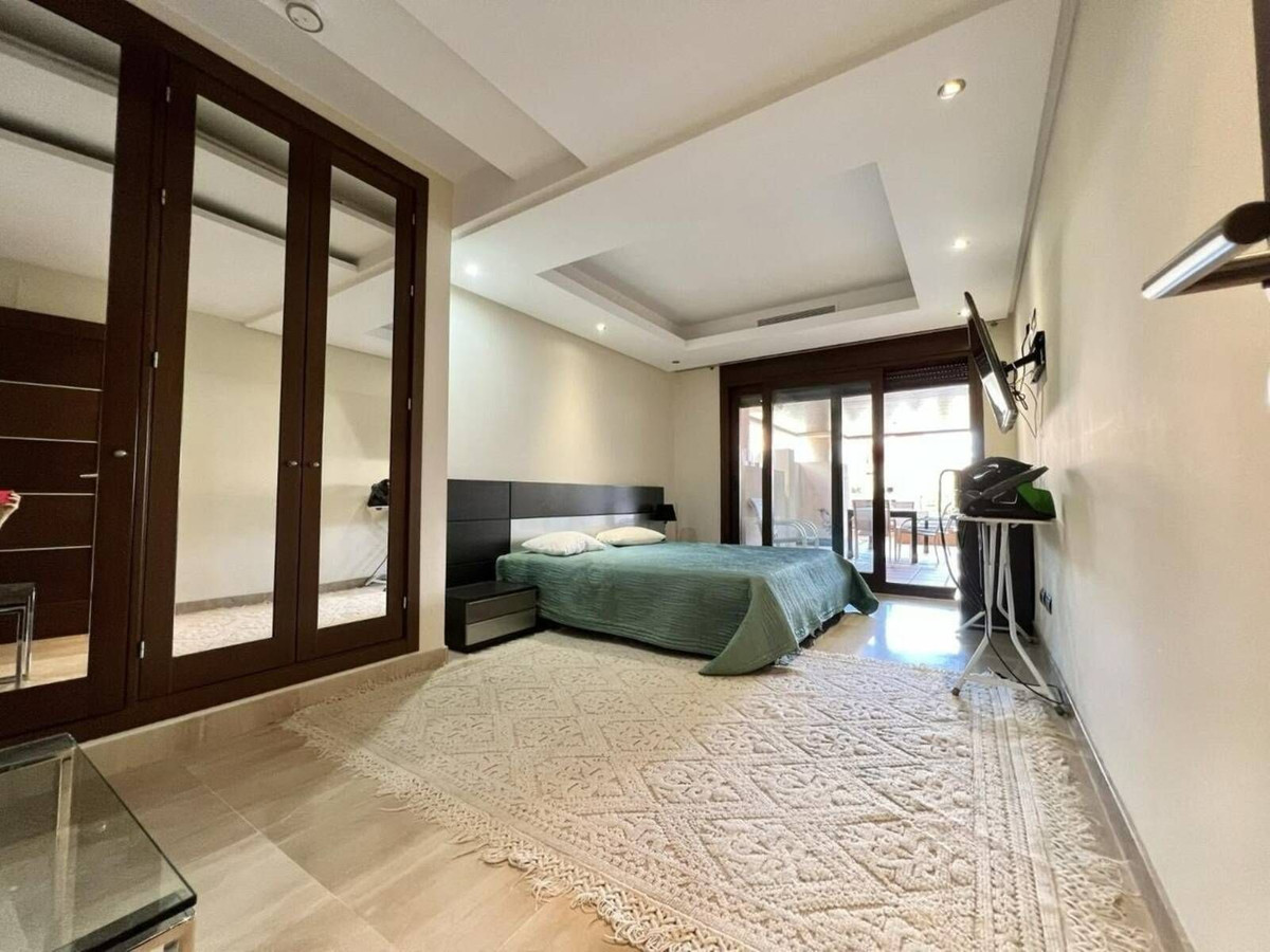 2 Bedroom Apartment in Estepona - Photo 10