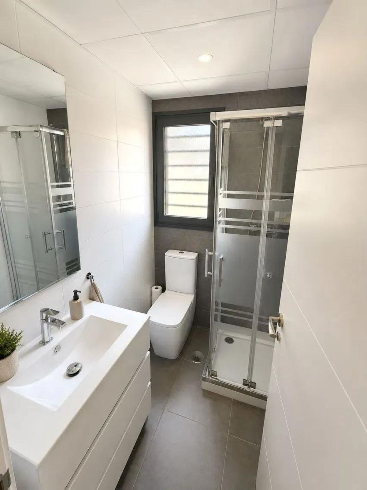 2 Bedroom Apartment in Torremolinos - Photo 5