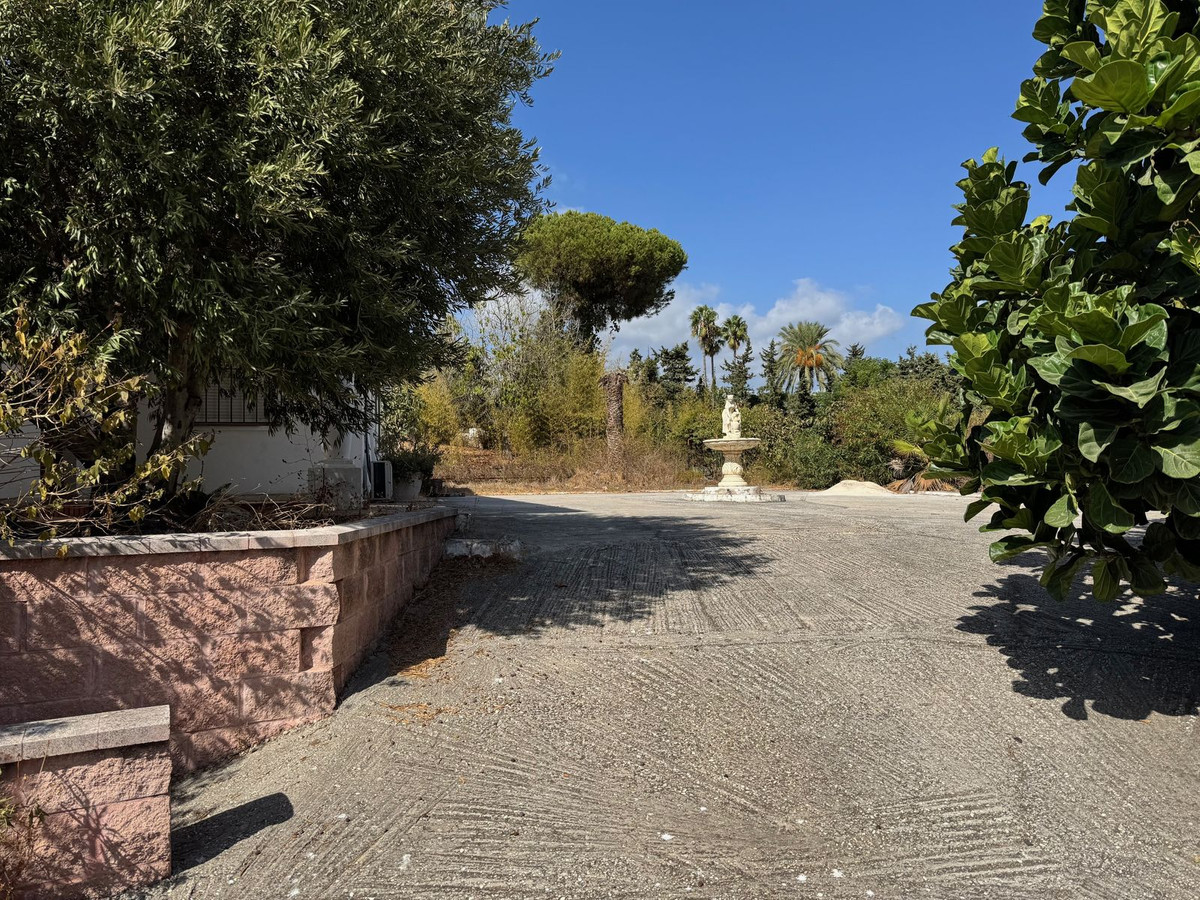 5 Bedroom Villa in Estepona - Photo 12