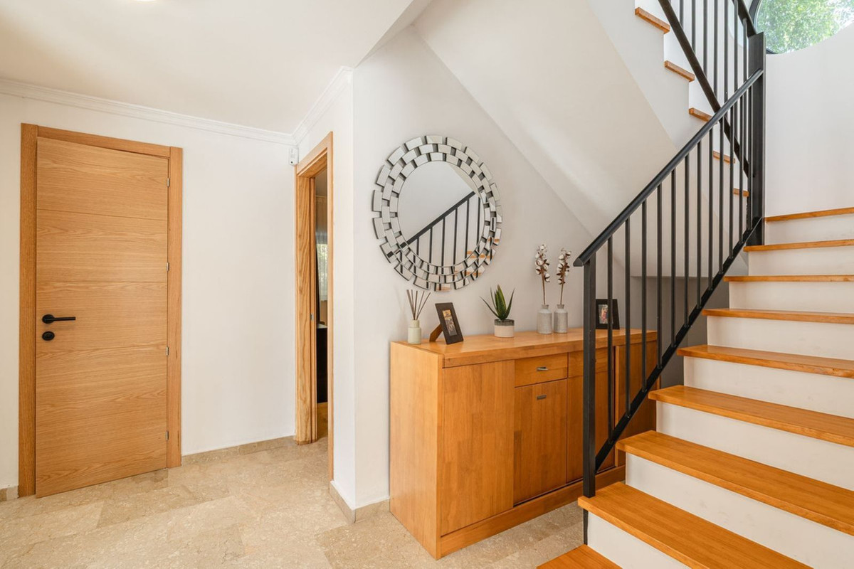 5 Bedroom Villa in Estepona - Photo 7