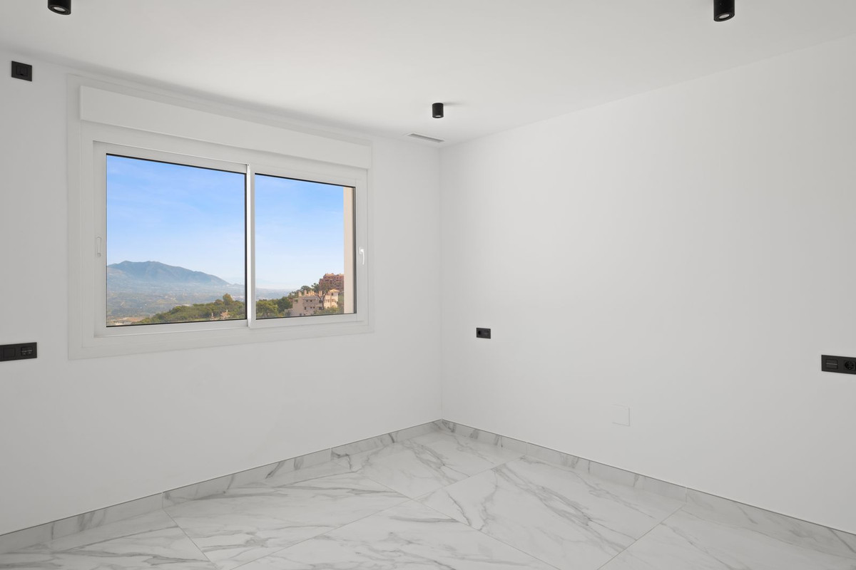 4 Bedroom Villa in Marbella - Photo 40