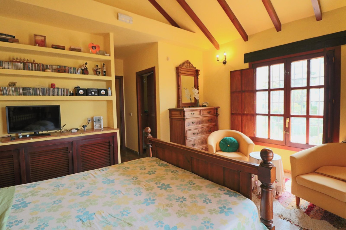 4 Bedroom Villa in Marbella - Photo 19