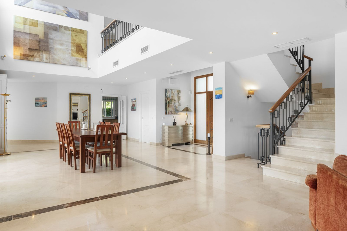 6 Bedroom Villa in Estepona - Photo 3