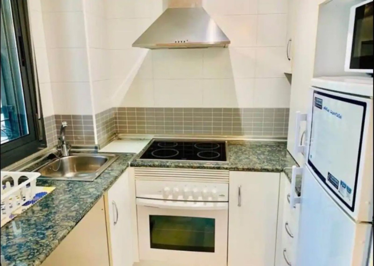 2 Bedroom Apartment in Fuengirola - Photo 18