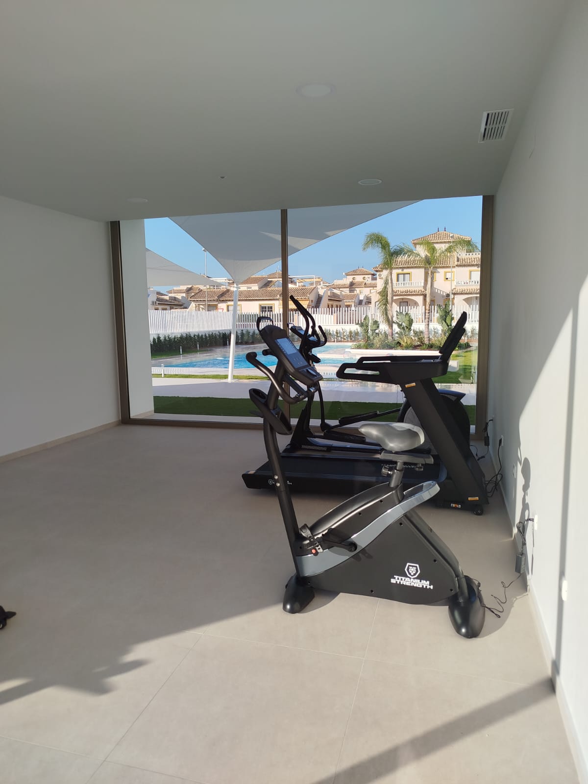 Piso de 2 dormitorios con piscina en Alicante – Foto 2