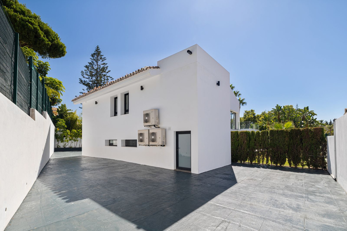 4 Bedroom Villa in San Pedro de Alcántara - Photo 46
