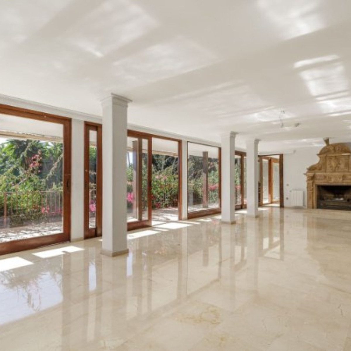 8 Bedroom Villa in Marbella - Photo 3