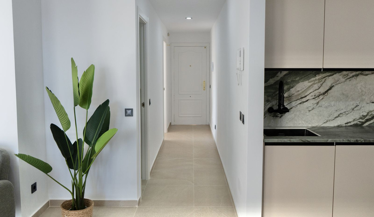2 Bedroom Apartment in Fuengirola - Photo 13
