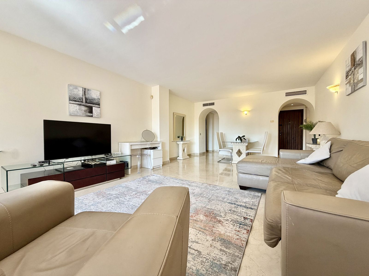 2 Bedroom Apartment in Benahavís - Photo 8
