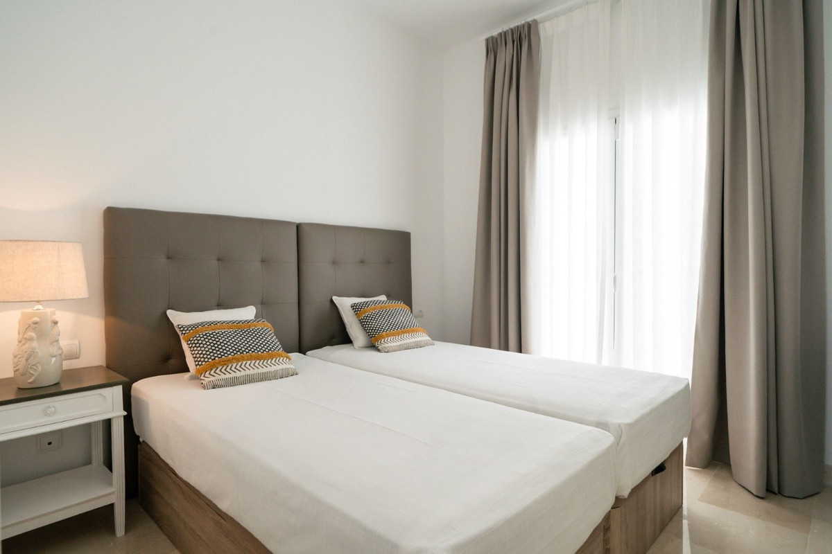 2 Bedroom Penthouse in Benahavís - Photo 19