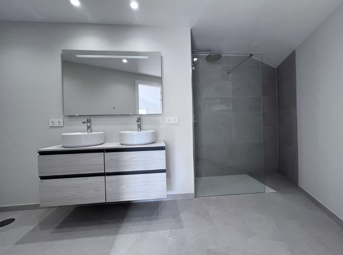4 Bedroom Penthouse in San Pedro de Alcántara - Photo 44
