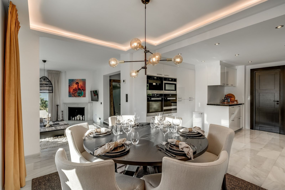 5 Bedroom Villa in Marbella - Photo 8