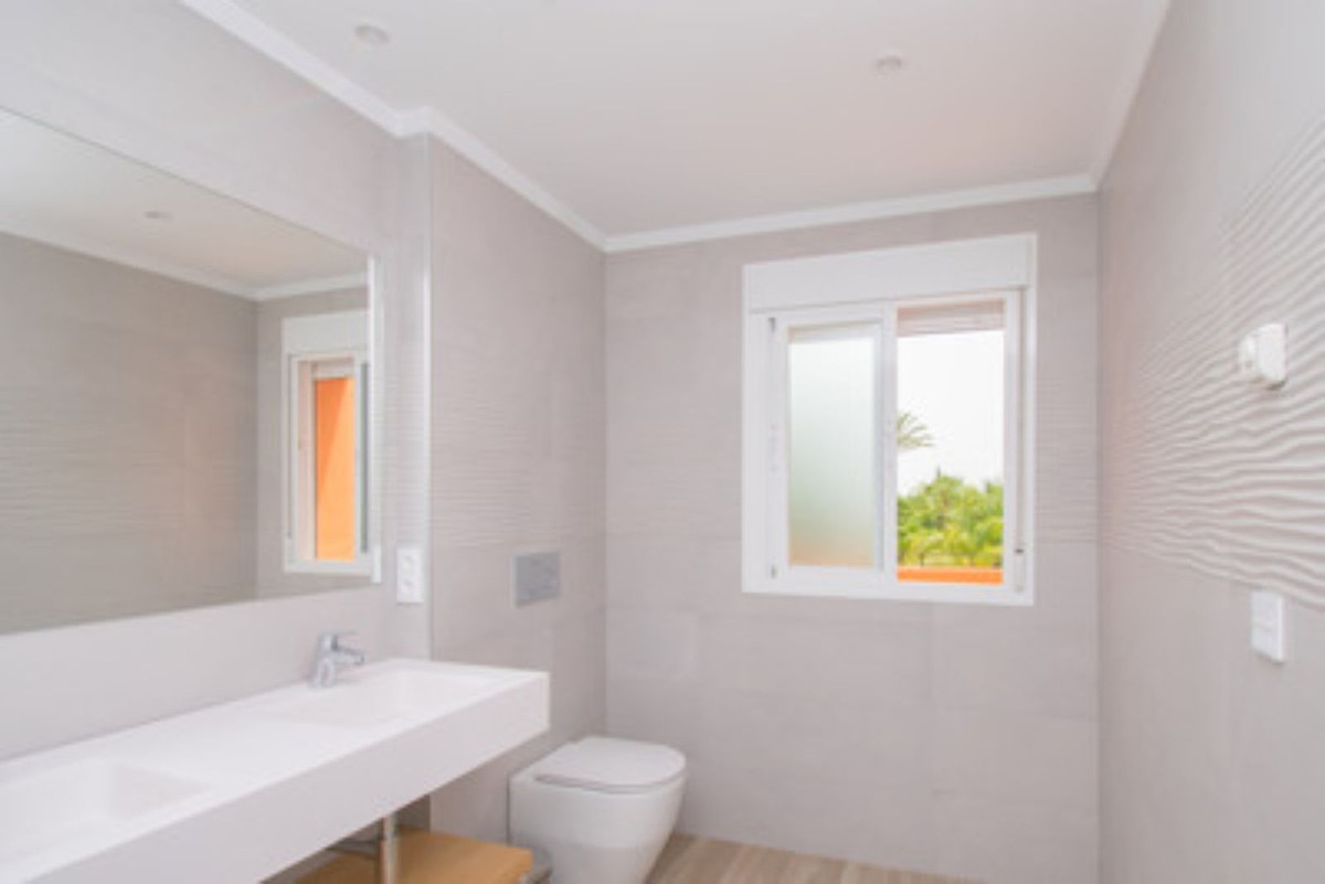 4 Bedroom Villa in Estepona - Photo 29