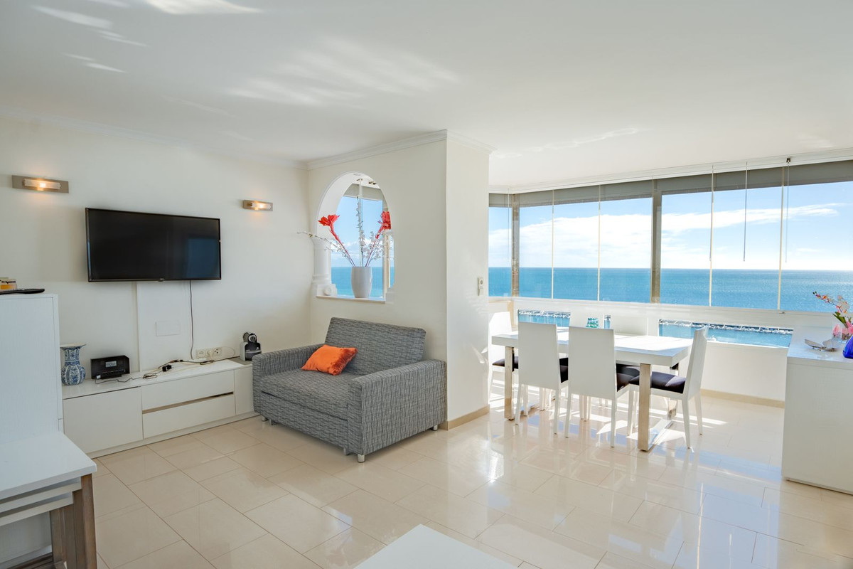 2 Bedroom Apartment in Fuengirola - Photo 2