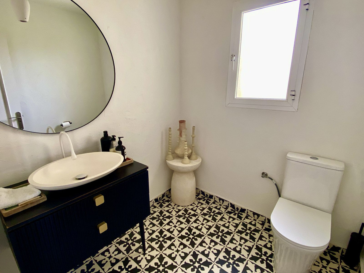 4 Bedroom Villa in Estepona - Photo 29