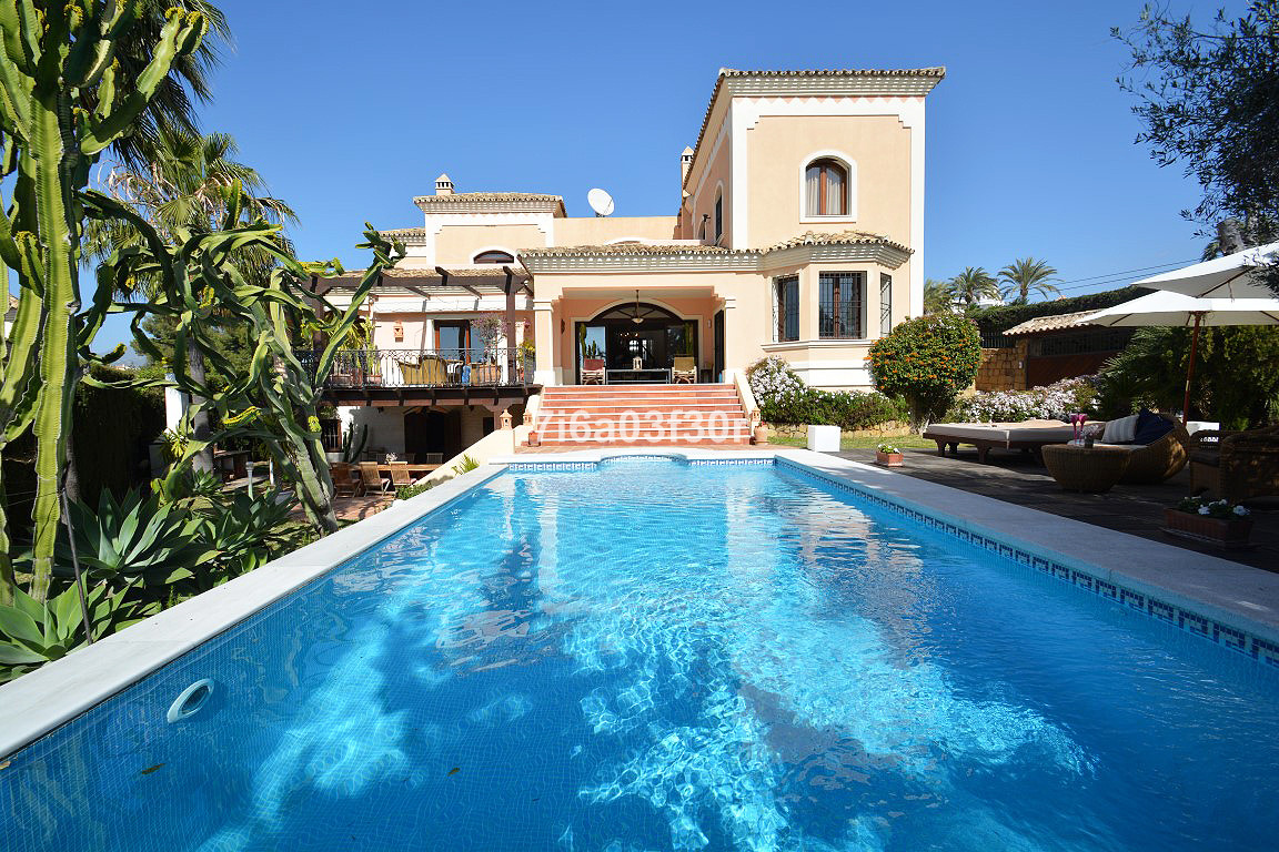 5 Bedroom Villa in Marbella - Photo 2