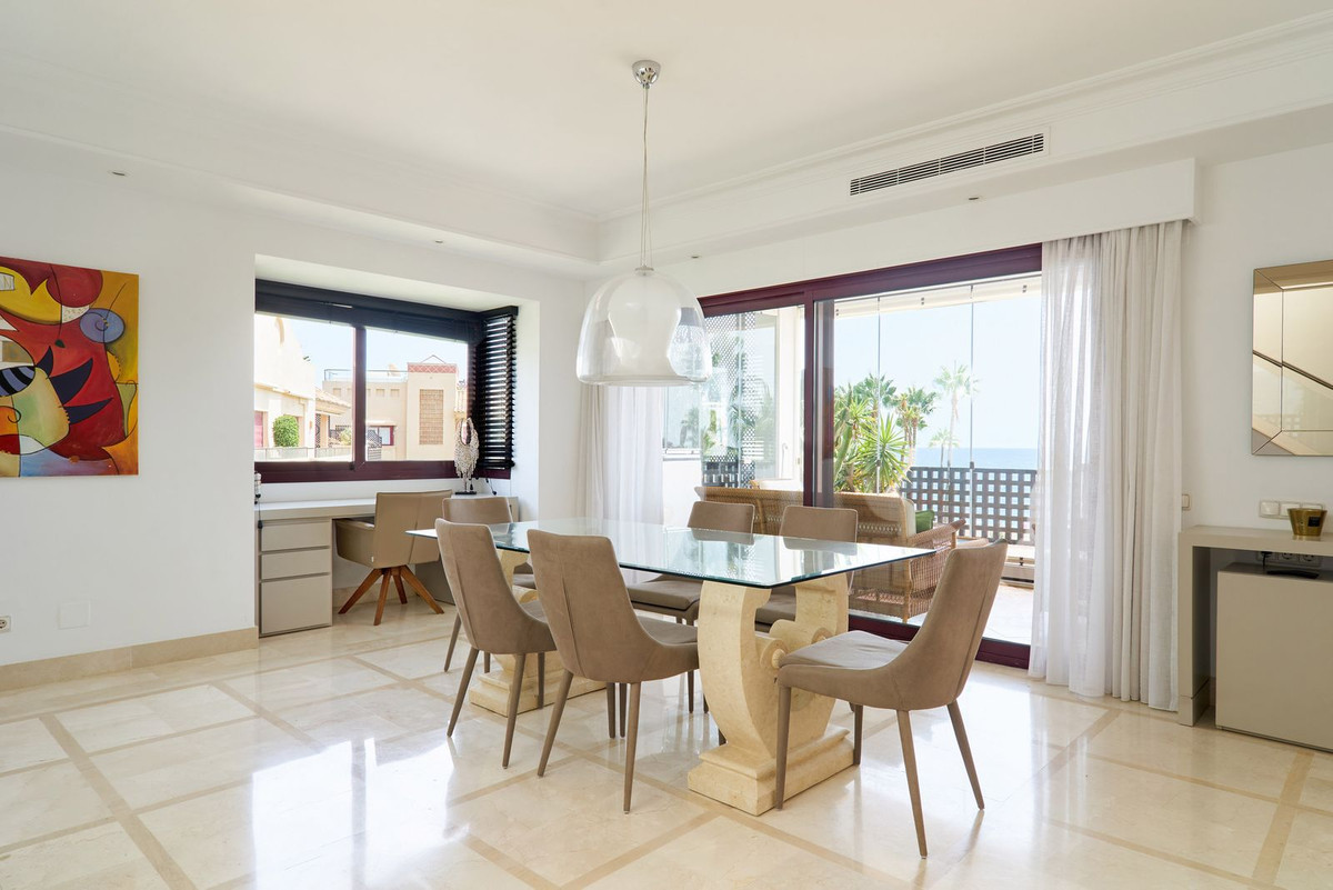 3 Bedroom Penthouse in Estepona - Photo 3
