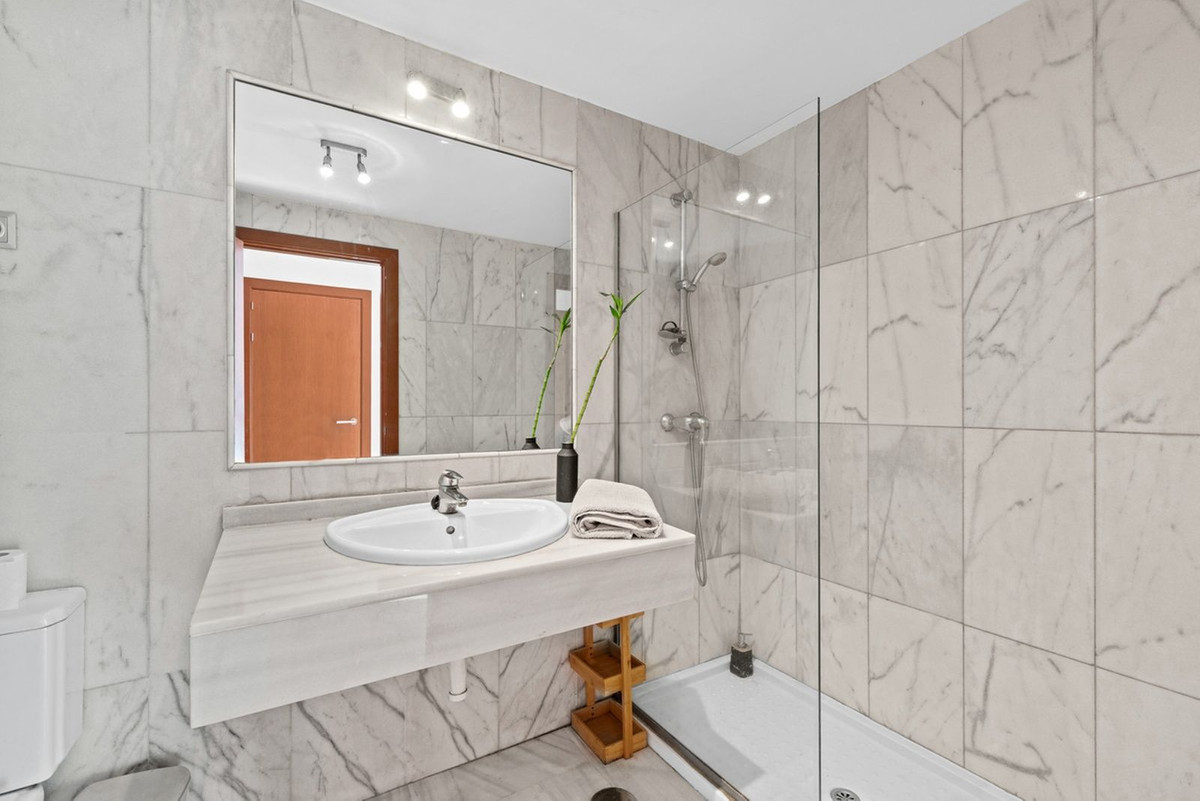 3 Bedroom Penthouse in Benahavís - Photo 9