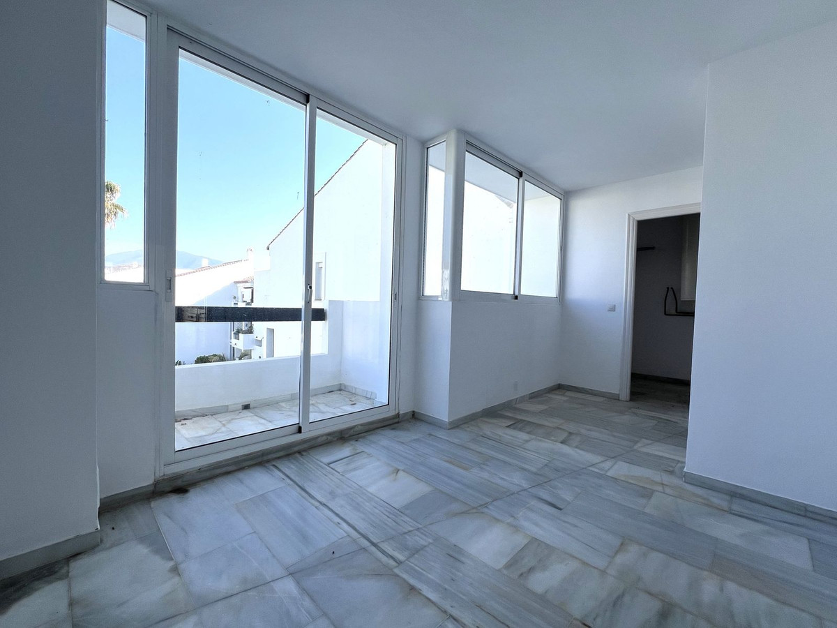 2 Bedroom Apartment in Estepona - Photo 24