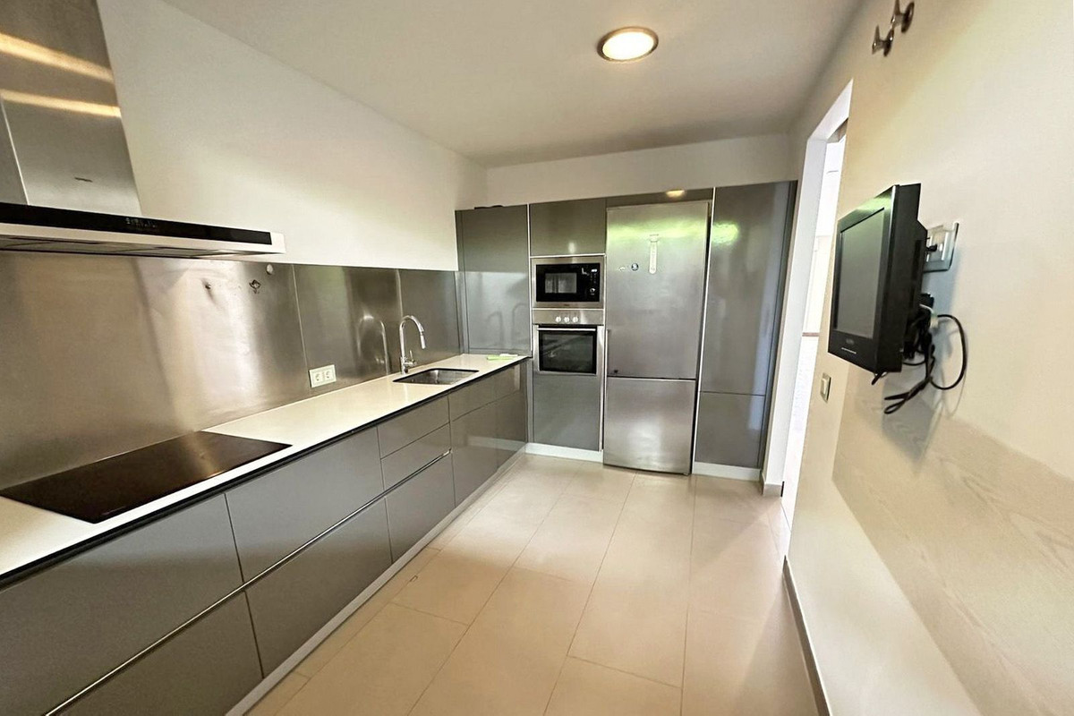 2 Bedroom Apartment in Benahavís - Photo 7