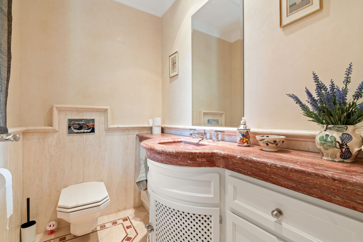 4 Bedroom Townhouse in Marbella - Photo 23