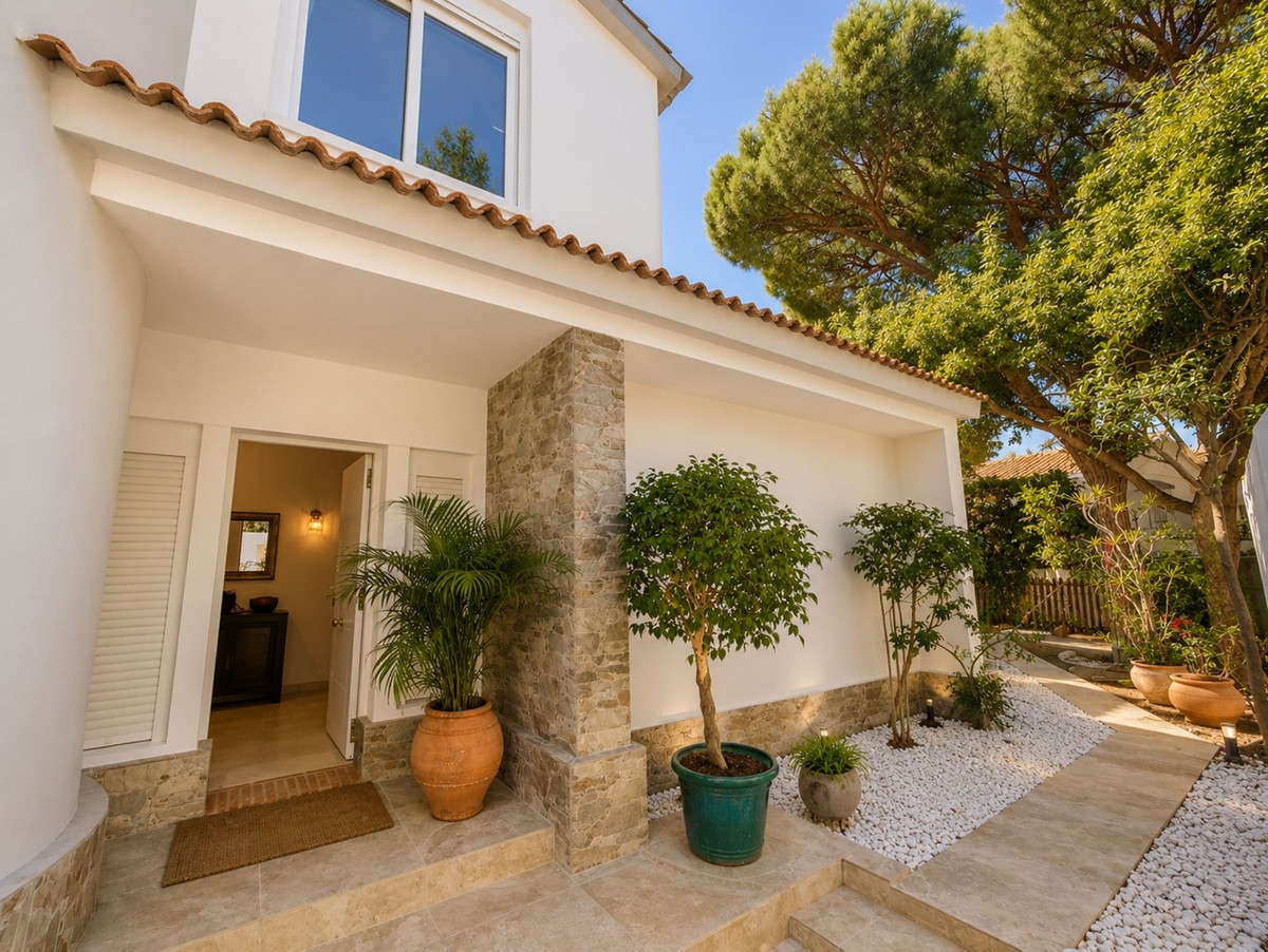 4 Bedroom Villa in Marbella - Photo 19