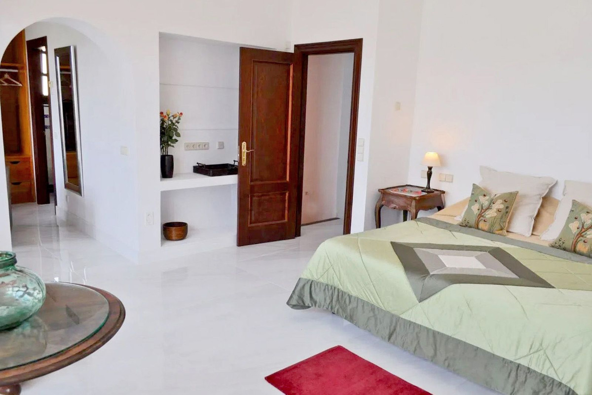 6 Bedroom Villa in San Pedro de Alcántara - Photo 15