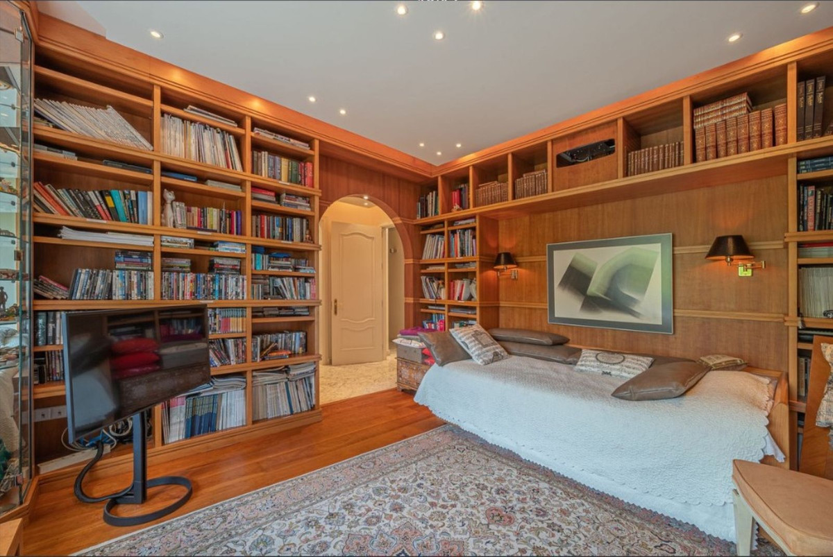 5 Bedroom Villa in Marbella - Photo 10