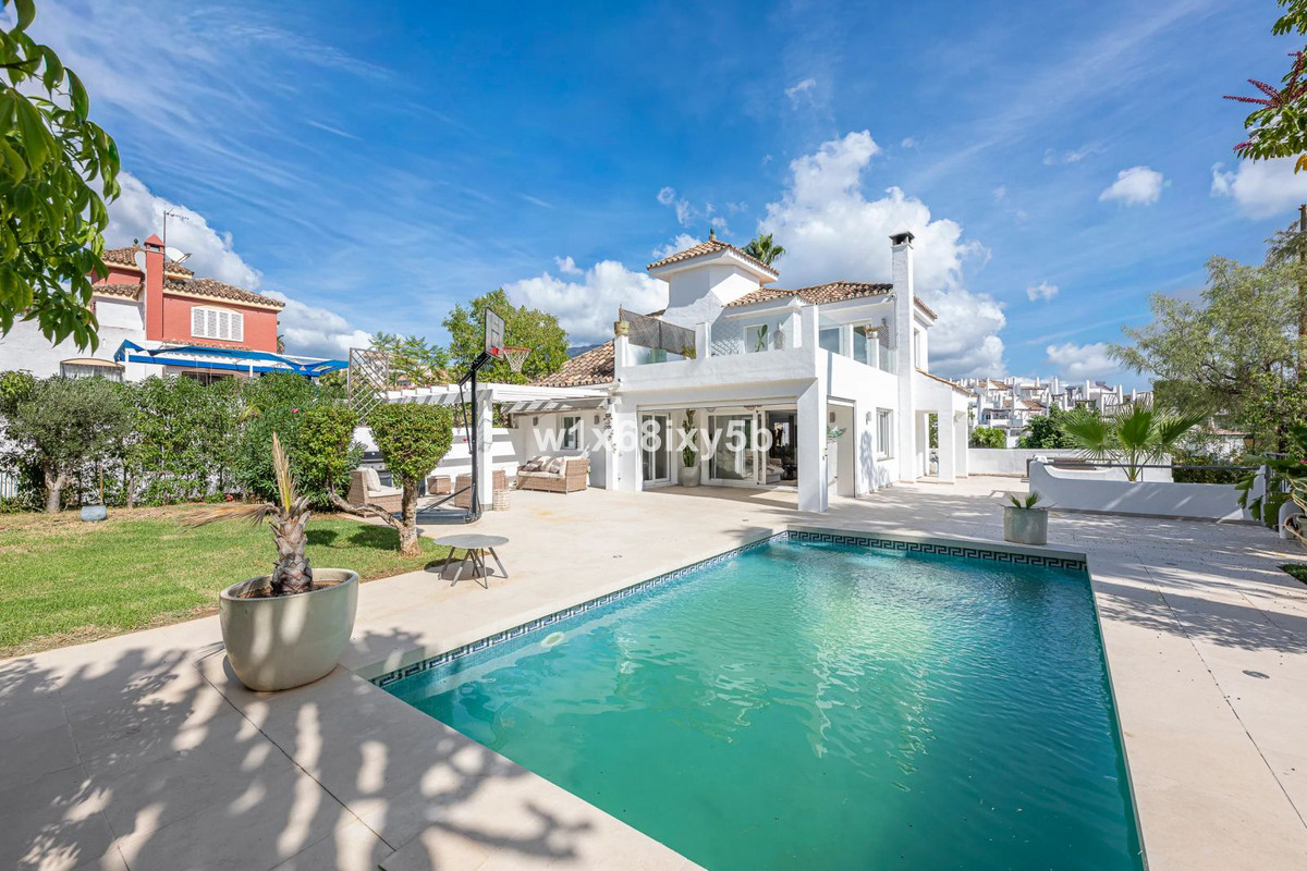 4 Bedroom Villa in Marbella - Photo 2