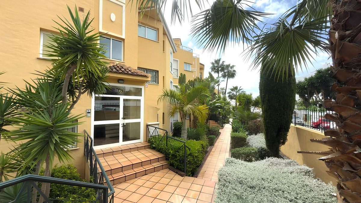 3 Bedroom Penthouse in Estepona - Photo 6