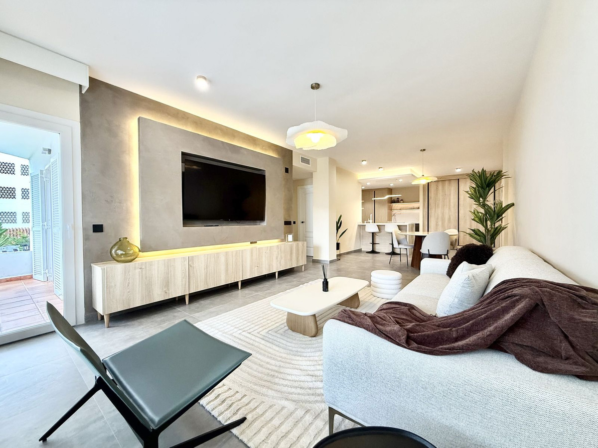 1 Bedroom Apartment in Marbella - Photo 2