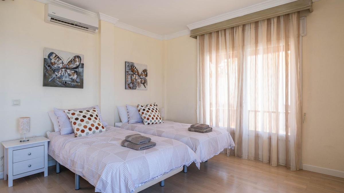 5 Bedroom Villa in Estepona - Photo 16