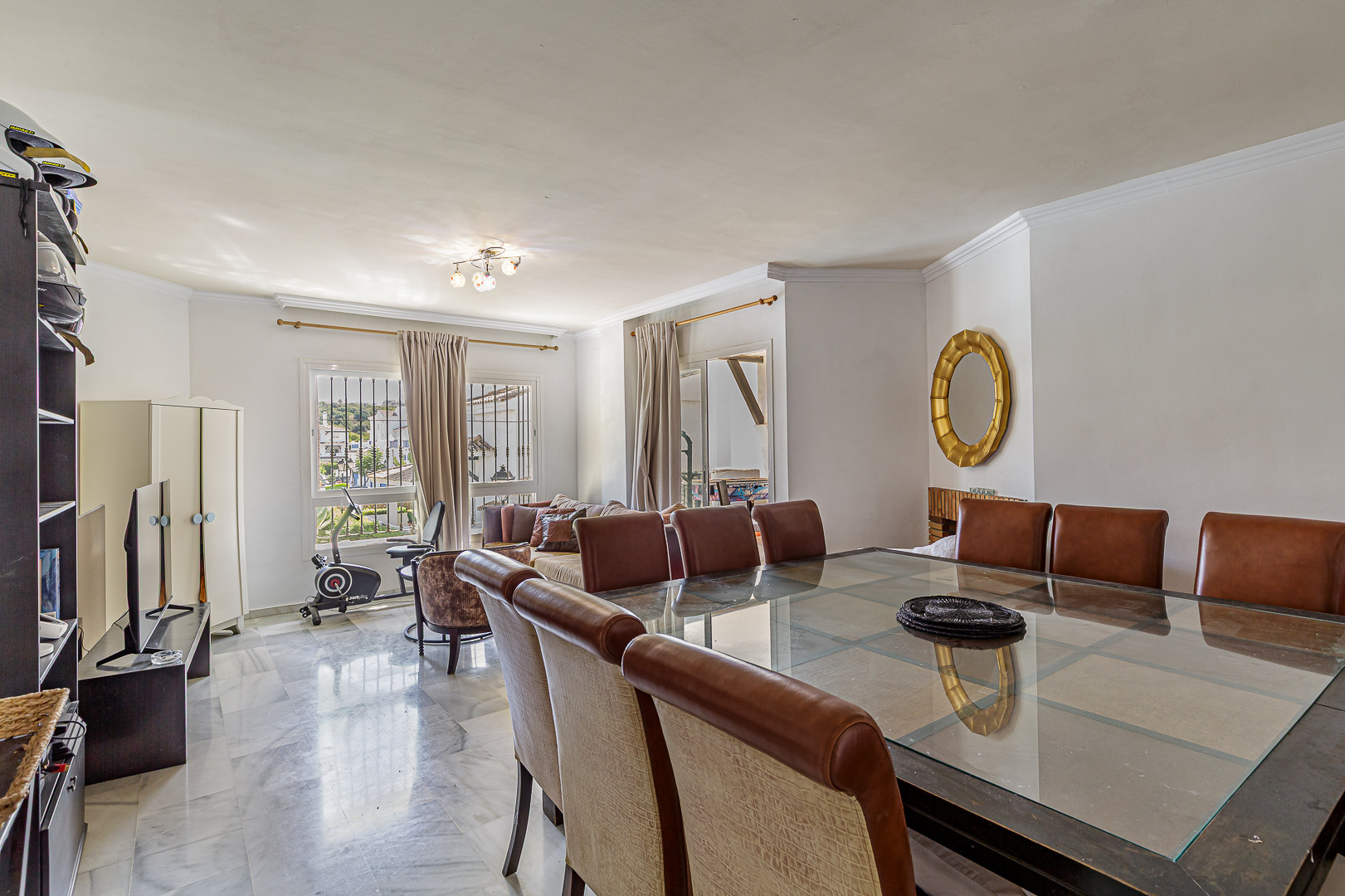 4 Bedroom Apartment in Marbella - Photo 6